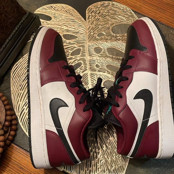 Air Jordan 1 low SE “dark beetroot”. Like new! EUC - Picture 7 of 13